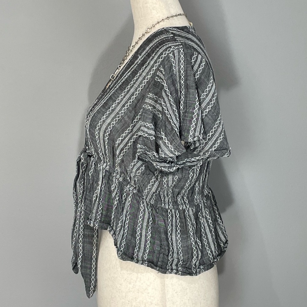 Elan Bohemian Crop Trop Size M Grey w White Boho Design Flutter Sleeves Ruffles - Picture 3 of 10